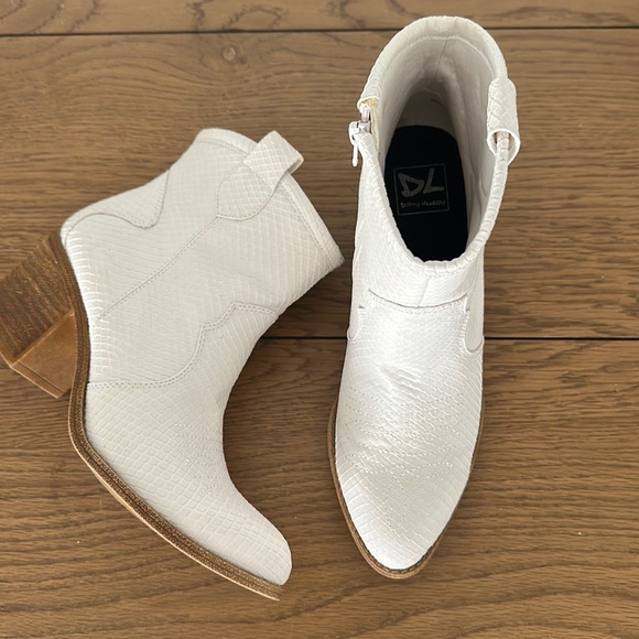 Boots - Picture 5 of 10